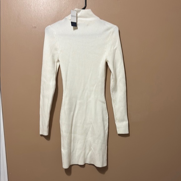 Elegant White Ribbed Knit Dress - Picture 4 of 5